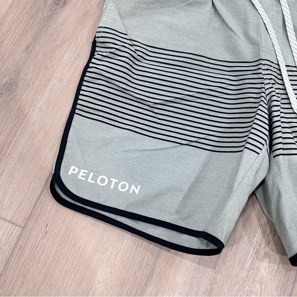 Vuori Peloton Men’s banks shorts Medium blue  green stripe - Picture 2 of 8